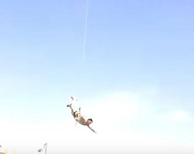 Η απίστευτη «βουτιά θανάτου» αμερικανού κομάντο που κάνει το γύρο του διαδικτύου (βίντεο)